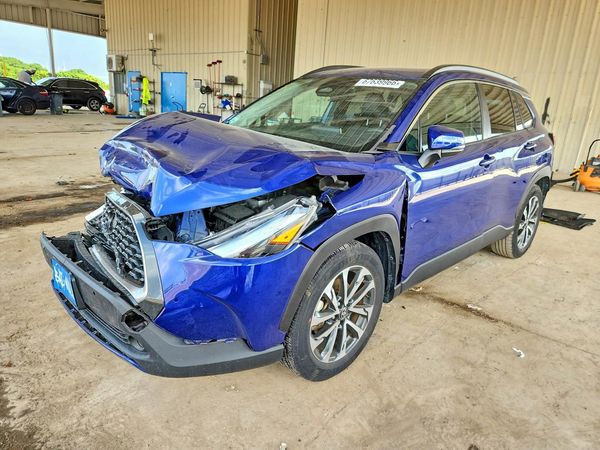 2023 TOYOTA COROLLA CROSS XLE — Front 3/4