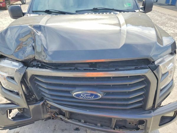 2017 FORD F150 SuperCrew — Engine bay