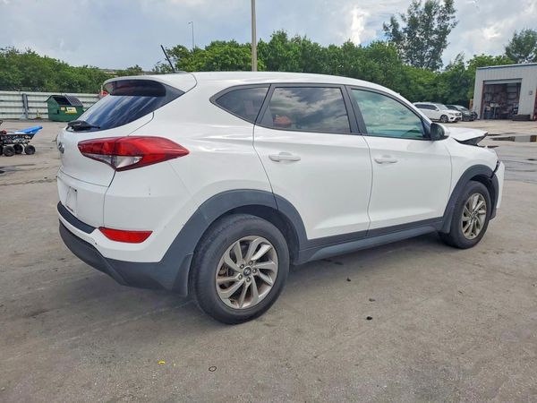 2017 HYUNDAI TUCSON SE (no options)