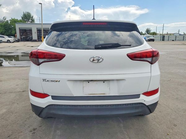 2017 HYUNDAI TUCSON SE (no options)