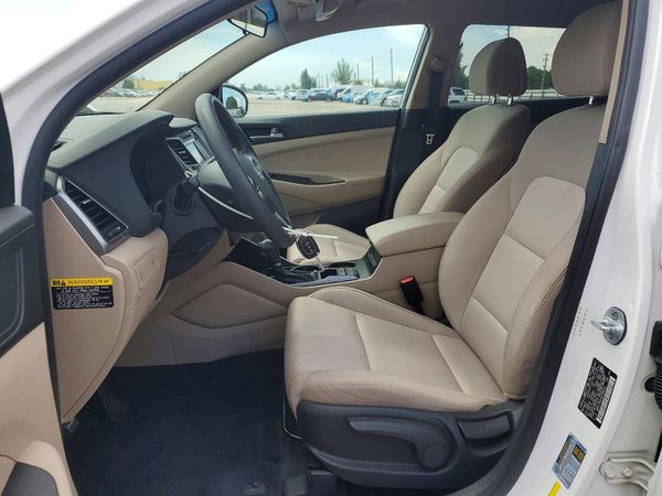 2017 HYUNDAI TUCSON SE (no options)