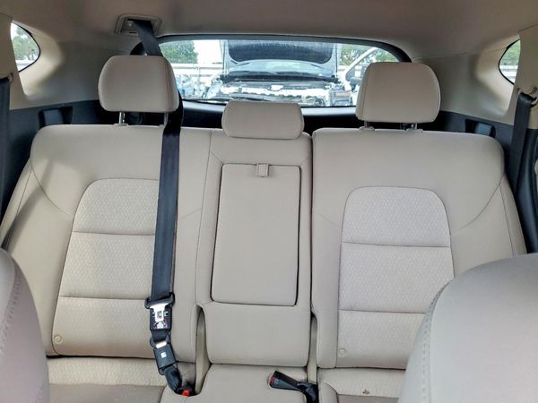 2017 HYUNDAI TUCSON SE (no options)