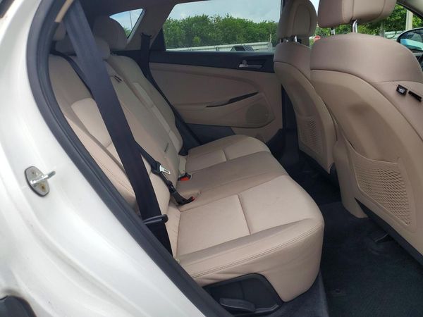 2017 HYUNDAI TUCSON SE (no options)
