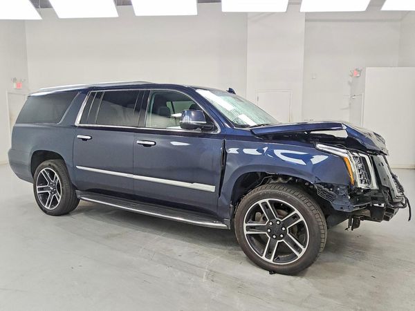 2018 CADILLAC ESCALADE ESV Luxury — Passenger 3/4