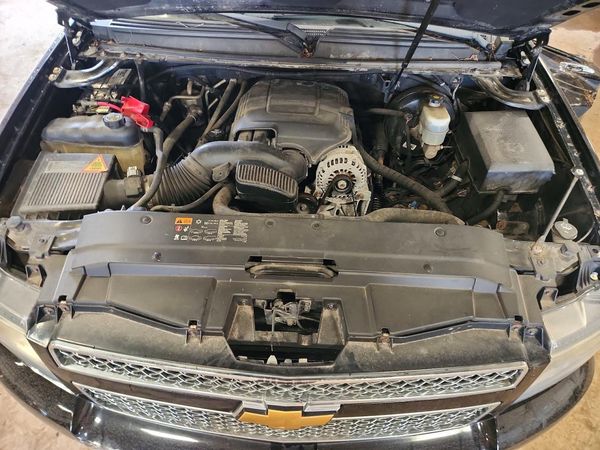 2013 CHEVROLET SUBURBAN LTZ — Engine bay