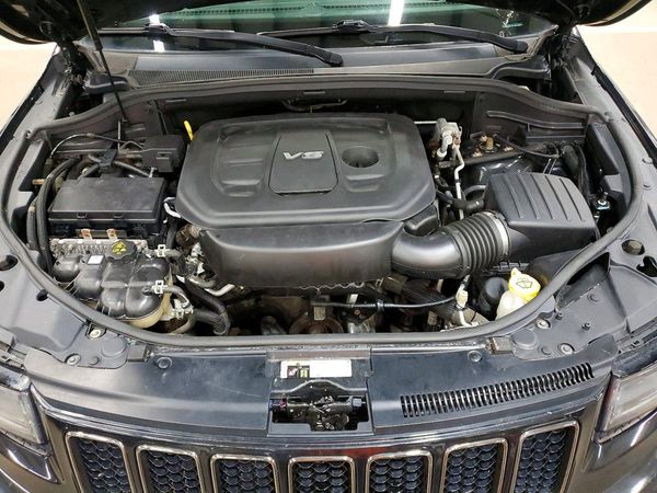 2016 JEEP GRAND CHEROKEE Overland — Engine bay