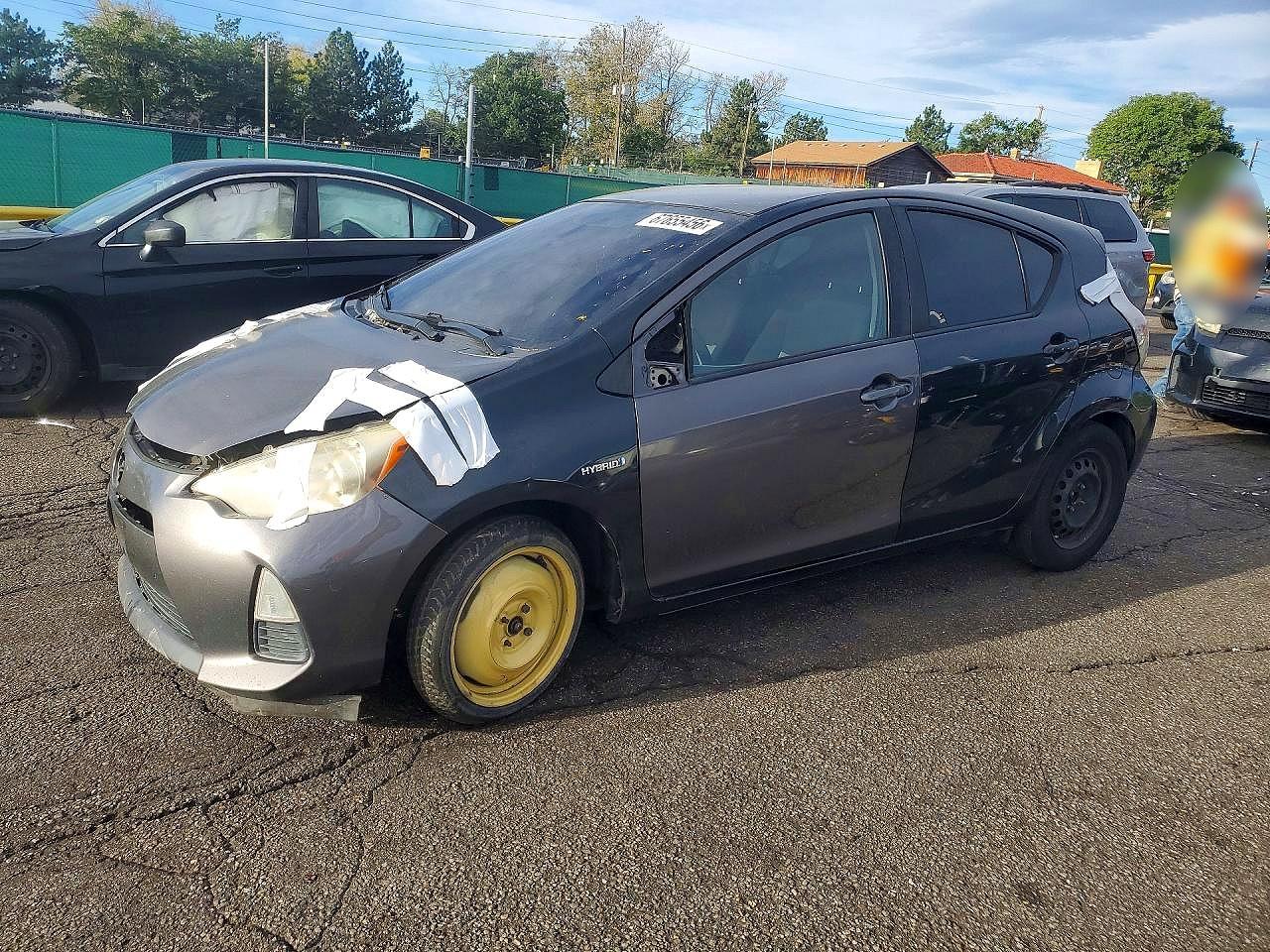 2014 TOYOTA PRIUS — Front 3/4