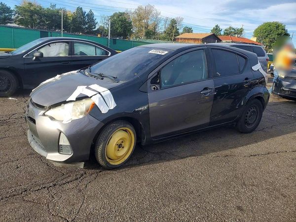 2014 TOYOTA PRIUS — Front 3/4