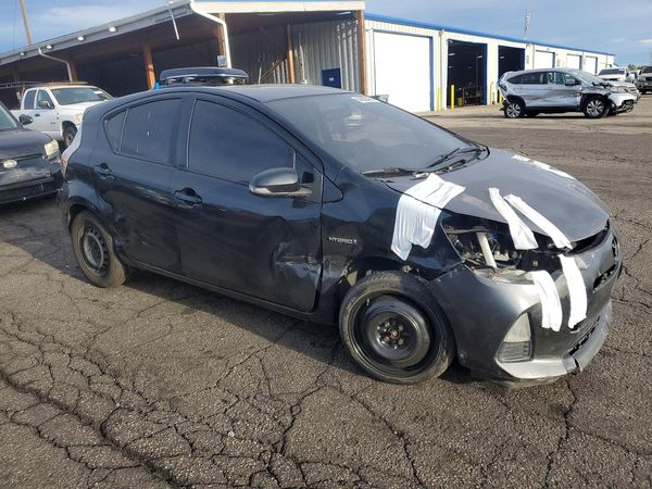 2014 TOYOTA PRIUS — Passenger 3/4