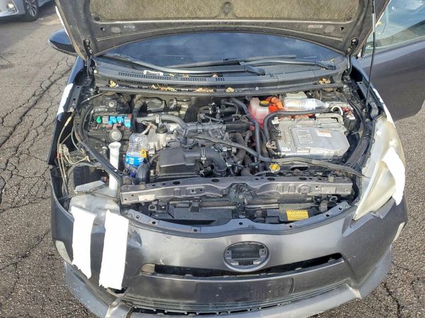 2014 TOYOTA PRIUS — Engine bay