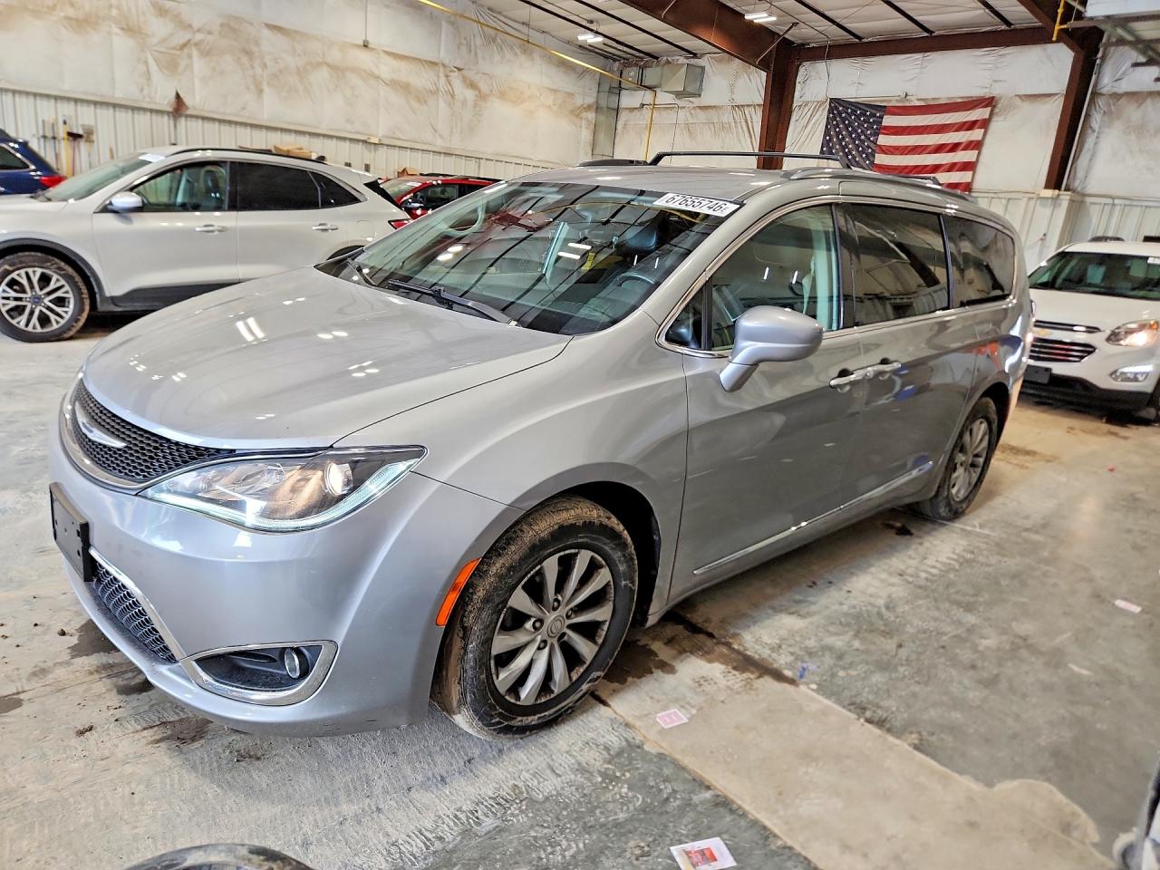 2018 CHRYSLER PACIFICA Touring L — Front 3/4