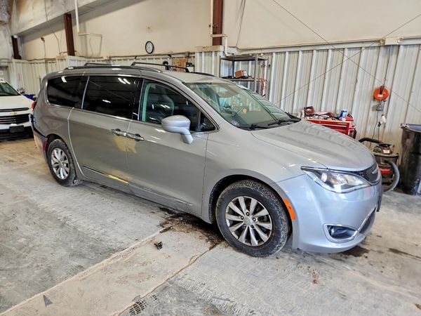 2018 CHRYSLER PACIFICA Touring L — Passenger 3/4