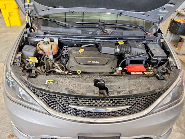 2018 CHRYSLER PACIFICA Touring L — Engine bay