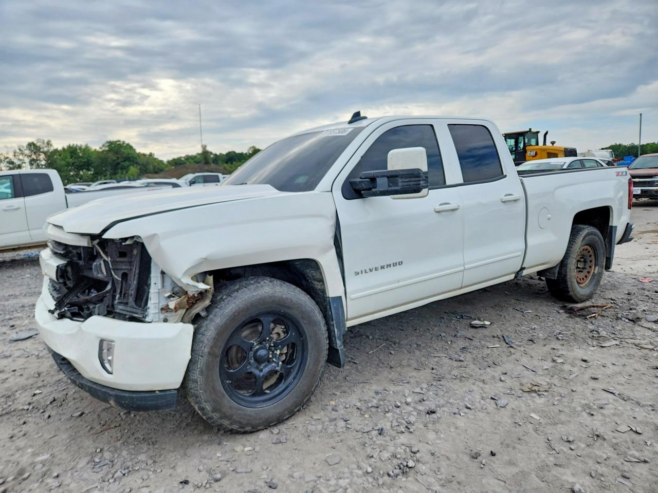 2017 CHEVROLET SILVERADO LT — Front 3/4