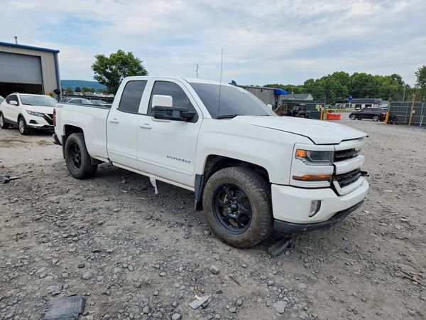 2017 CHEVROLET SILVERADO LT — Passenger 3/4