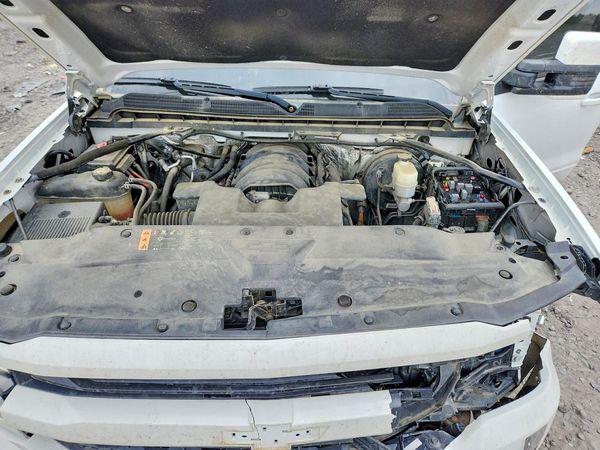 2017 CHEVROLET SILVERADO LT — Engine bay