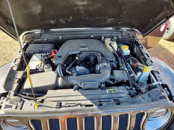 2019 JEEP WRANGLER UNLIMITED Unlimited Sahara — Engine bay
