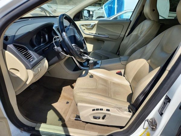 2015 VOLVO XC60 Premier (non R design)