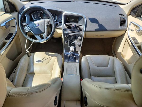 2015 VOLVO XC60 Premier (non R design)