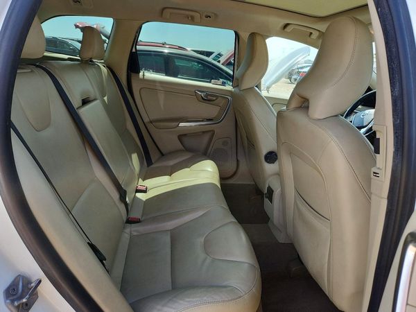 2015 VOLVO XC60 Premier (non R design)