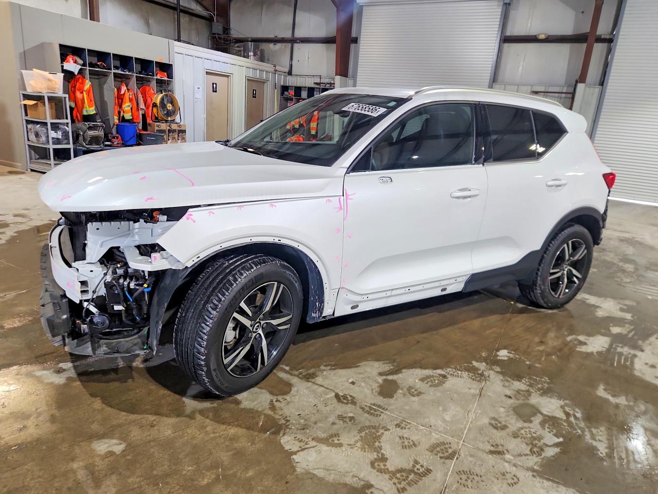 2025 VOLVO XC40