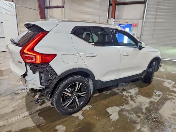 2025 VOLVO XC40