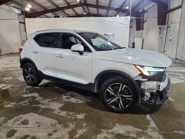 2025 VOLVO XC40