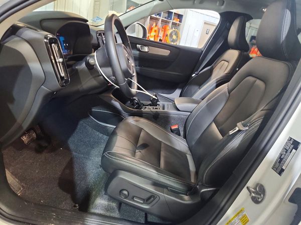 2025 VOLVO XC40