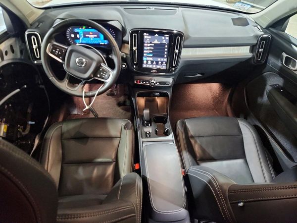 2025 VOLVO XC40