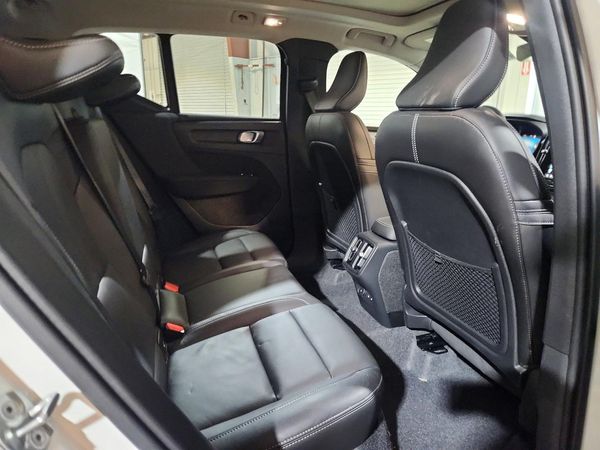 2025 VOLVO XC40