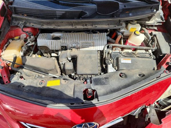 2013 TOYOTA PRIUS V TH — Engine bay