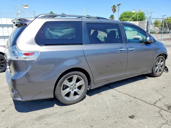 2018 TOYOTA SIENNA SE/SE Premium