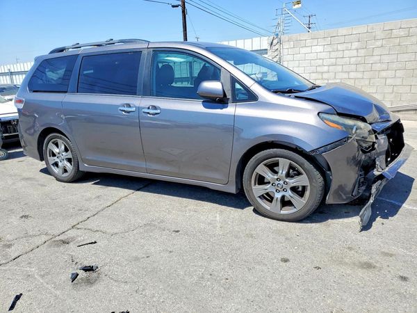 2018 TOYOTA SIENNA SE/SE Premium