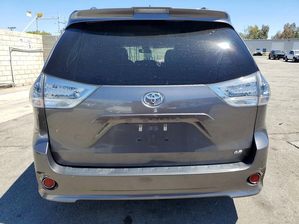 2018 TOYOTA SIENNA SE/SE Premium