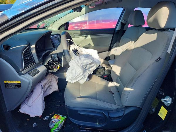2017 HYUNDAI ELANTRA SE Base — DENT
