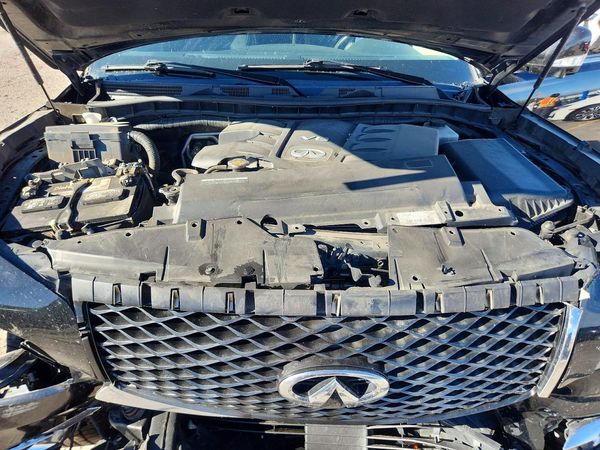 2015 INFINITI QX80 — Engine bay
