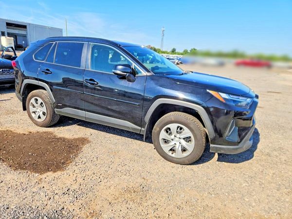 2024 TOYOTA RAV4 LE — Passenger 3/4