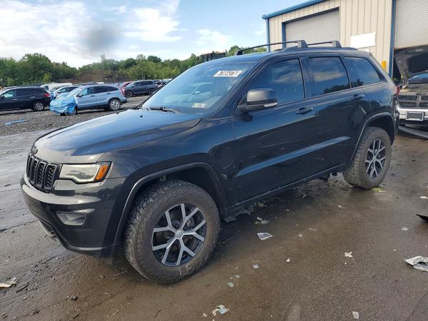 2017 JEEP GRAND CHEROKEE Limited — Front 3/4