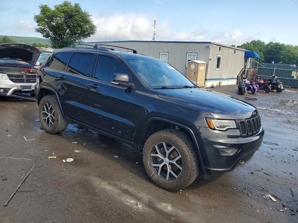 2017 JEEP GRAND CHEROKEE Limited — Passenger 3/4