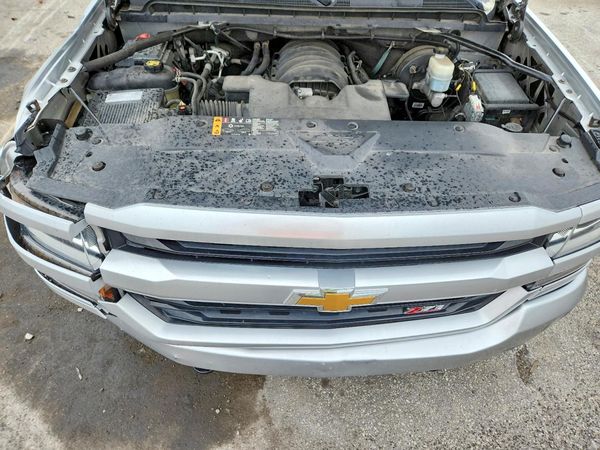 2018 CHEVROLET SILVERADO LT — Engine bay
