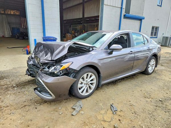 2024 TOYOTA CAMRY LE — Front 3/4