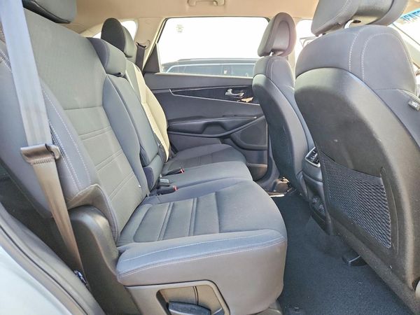 2016 KIA SORENTO L / LX