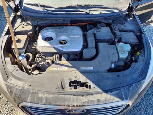 2016 HYUNDAI SONATA GLS (Middle) — Engine bay
