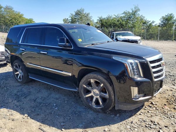2016 CADILLAC ESCALADE Luxury — Passenger 3/4