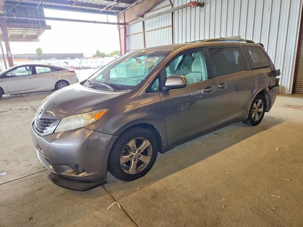2014 TOYOTA SIENNA