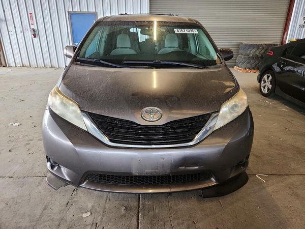 2014 TOYOTA SIENNA