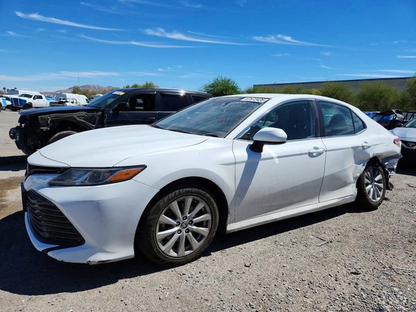 2020 TOYOTA CAMRY LE — Front 3/4