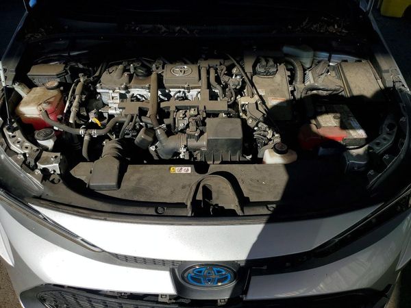 2020 TOYOTA COROLLA LE — Engine bay