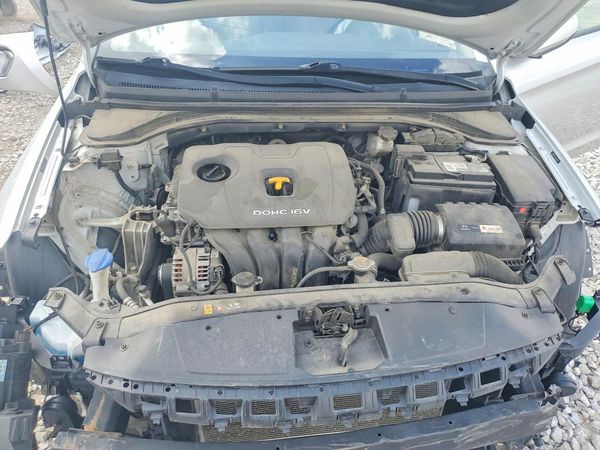 2018 HYUNDAI ELANTRA — Engine bay