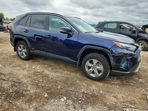 2024 TOYOTA RAV4 XLE — Passenger 3/4